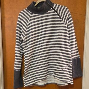 Betseys Boutique Striped Top with Zipper Detail M